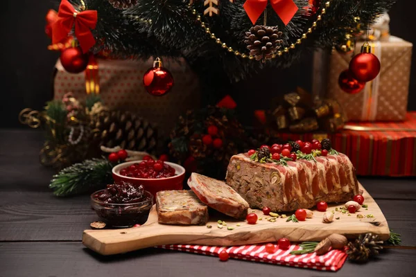 Terrina francesa tradicional cubierta con tocino y árbol de Navidad decorado — Foto de Stock