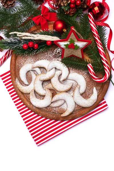 Рождественские и новогодние символы и атрибуты зимних праздников - конфеты, печенье, сосновый конус — стоковое фото