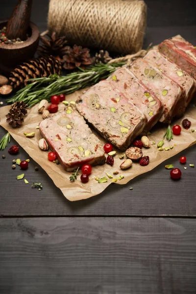 Terrine française traditionnelle tranchée recouverte de bacon sur fond bois foncé — Photo