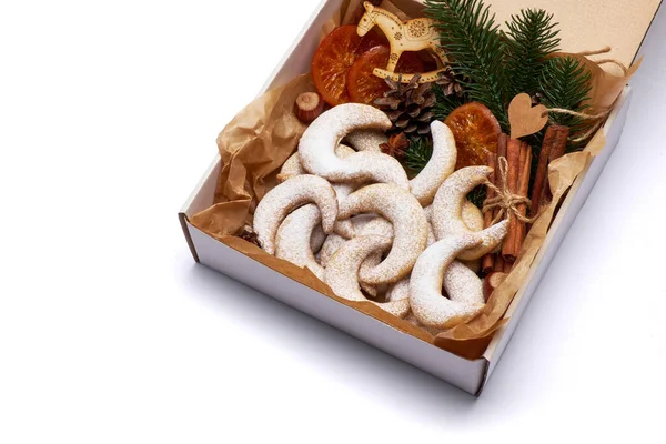 Pudełko pełne tradycyjnych niemieckich lub austriackich ciasteczek waniliowych Vanillekipferl kipferl — Zdjęcie stockowe