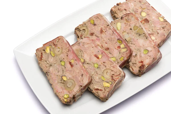 Terrine française traditionnelle tranchée recouverte de bacon isolé sur fond blanc — Photo