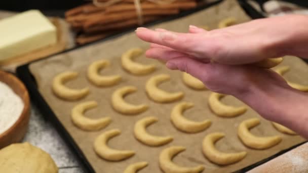 Las manos de la mujer de cerca - haciendo tradicional alemán o austriaco Vanillekipferl galletas de vainilla kipferl — Vídeos de Stock