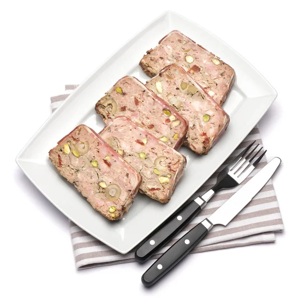 Terrine française traditionnelle tranchée recouverte de bacon isolé sur fond blanc — Photo