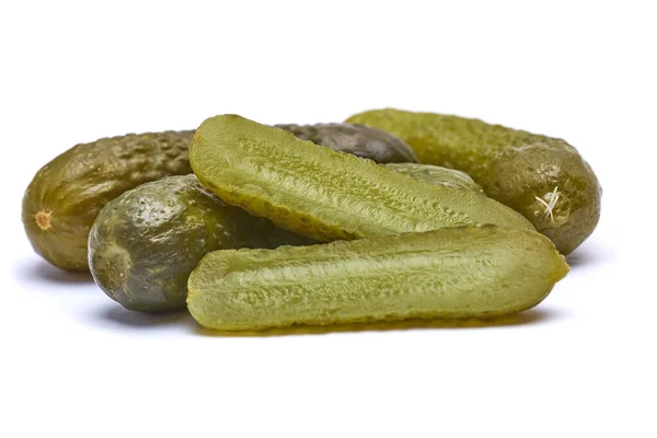 Smaklig hela gröna cornichon isolerad på en vit bakgrund — Stockfoto