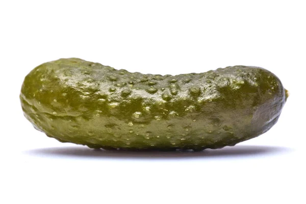 Tasty Целый зеленый корнишон изолирован на белом фоне — стоковое фото