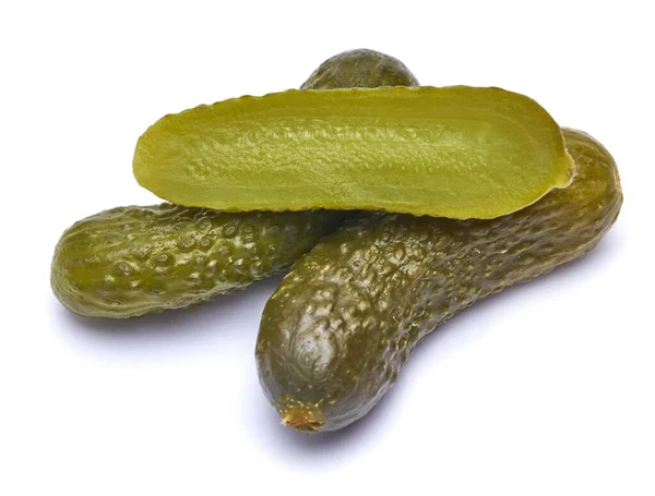 Savoureux cornichon vert entier isolé sur un fond blanc — Photo