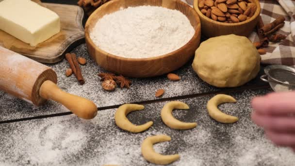 Woman hands close-up - making traditional German or Austrian Vanillekipferl vanilla kipferl cookies — Stock Video