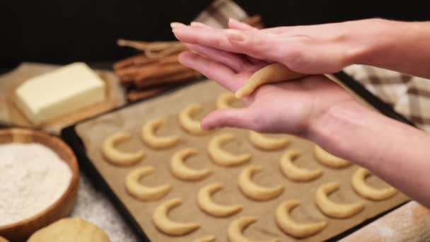 Kvinnliga händer närbild - gör traditionella tyska eller österrikiska Vanillekipferl vanilj kipferl cookies — Stockvideo