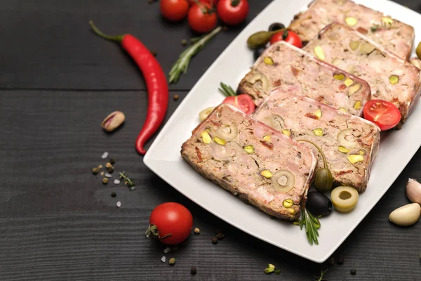 Gesneden Traditioneel Frans terrine bedekt met spek op donkere houten ondergrond — Stockfoto