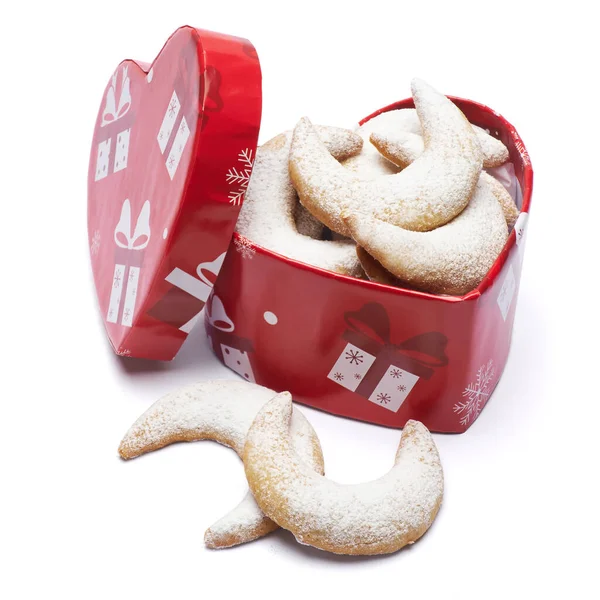 Heart shaped Gift box full of Traditional German or Austrian Vanillekipferl vanilla kipferl cookies — Stock Photo, Image