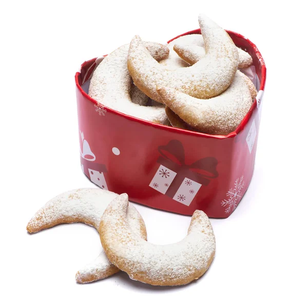 Coffret cadeau en forme de coeur rempli de biscuits traditionnels allemands ou autrichiens Vanillekipferl vanilla kipferl — Photo
