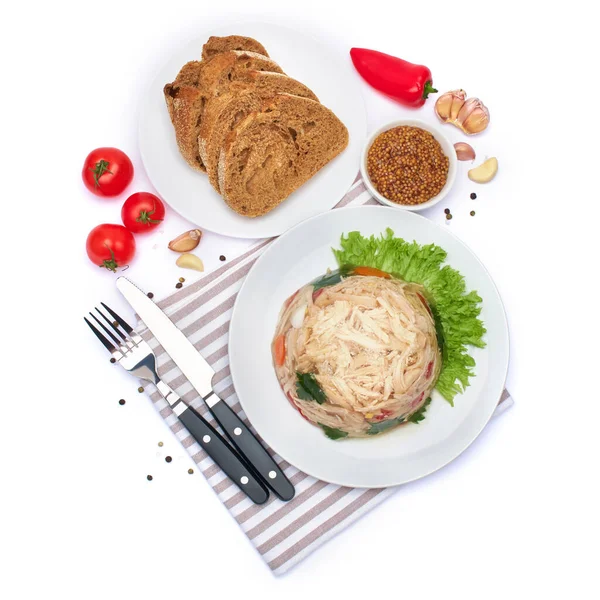 Delizioso pollo aspic su un piatto isolato su sfondo bianco — Foto Stock