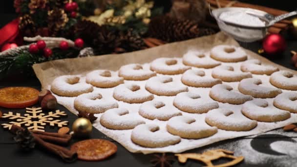 Kvinna strössel socker pulver på traditionella tyska eller österrikiska Vanillekipferl vanilj kipferl cookies — Stockvideo