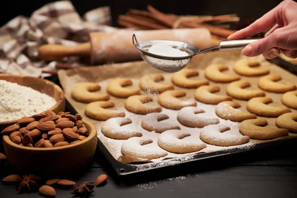 Tava de copt cu cookie-uri tradiționale germane sau austriece Vanillekipferl vanilie kipferl — Fotografie, imagine de stoc