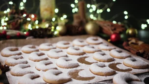 Traditionele Duitse of Oostenrijkse vanillekipferl vanille kipferl koekjes op houten tafel — Stockvideo