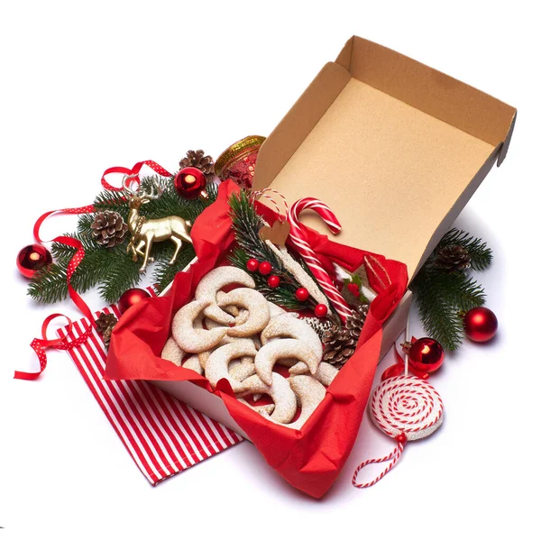 Ajándék doboz tele hagyományos német vagy osztrák vanillekipferl vanília kipferl cookie-k — Stock Fotó