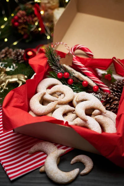 Ajándék doboz tele hagyományos német vagy osztrák vanillekipferl vanília kipferl cookie-k — Stock Fotó