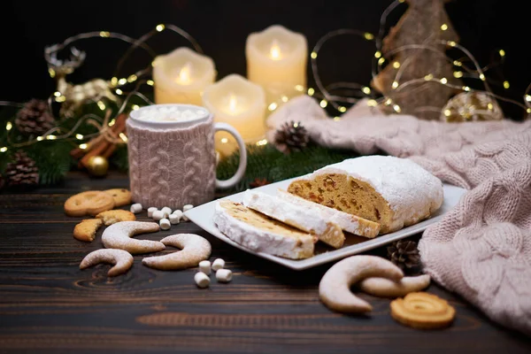 Szeletelt hagyományos karácsonyi stollen torta marcipán és szilveszteri dekorációk fa háttér — Stock Fotó