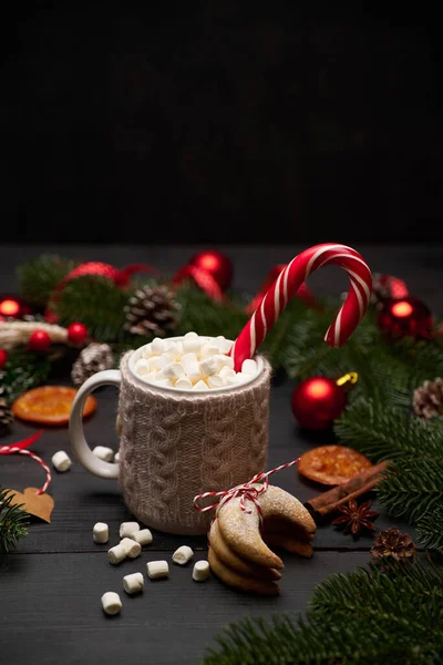 Bevanda calda al cacao con bastoncino di cannella e marshmallow con decorazioni natalizie sullo sfondo — Foto Stock