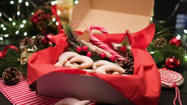 礼品盒，盛满了传统的德国或奥地利香草泡菜饼干 — 图库视频影像