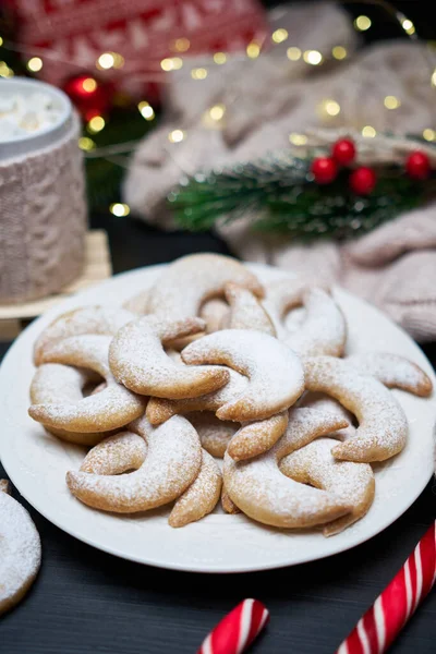 Plate of Traditional German or Austrian Vanillekipferl vanilla kipferl cookies and decorations — Stock Photo, Image