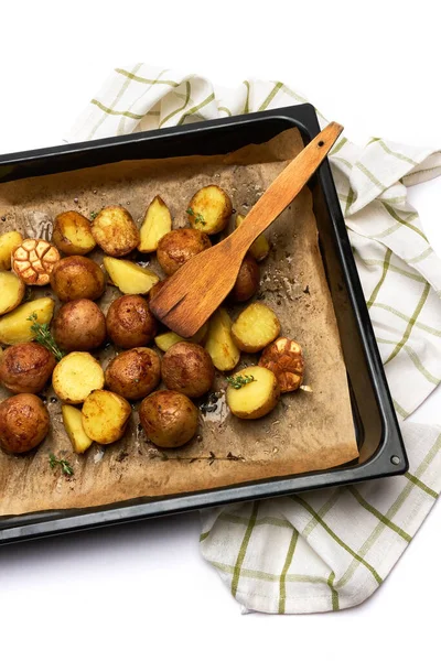 Würzige Ofenkartoffeln im Blech mit Rosmarin und Knoblauch auf Pergamentschicht — Stockfoto