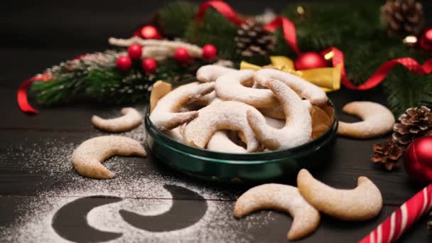 Coffret cadeau rempli de biscuits traditionnels allemands ou autrichiens vanillekipferl vanille kipferl — Video