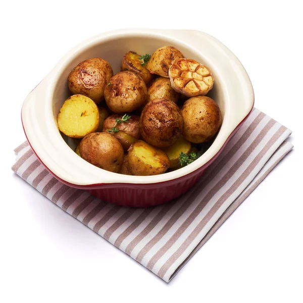 Запеченный картофель в глиняном горшке на белом фоне — стоковое фото