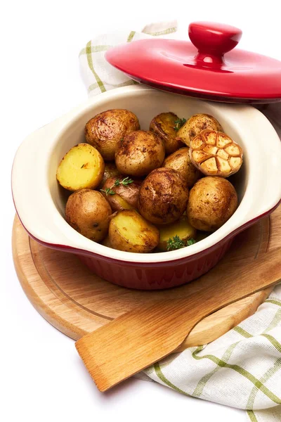 Запеченный картофель в глиняном горшке на белом фоне — стоковое фото