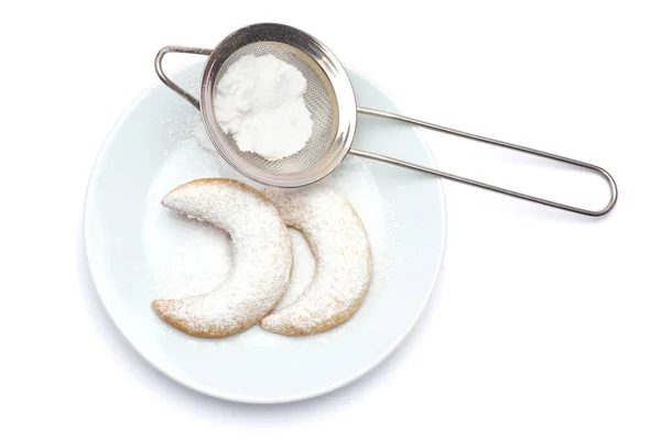 Традиційне німецьке або австрійське печиво ваніль кіпферл на тарілці, ізольованій на білому тлі. — стокове фото