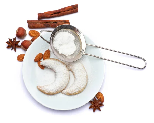 白を基調としたプレートの上に伝統的なドイツやオーストリアのバニラキッファークッキー — ストック写真