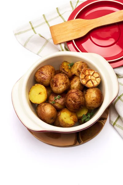 Pečené brambory v hliněném hrnci izolované na bílém pozadí — Stock fotografie