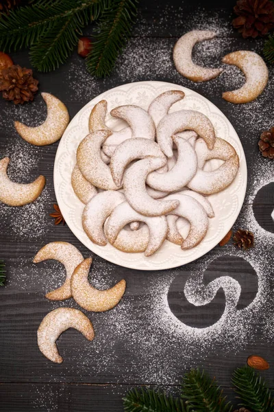 Plate of Traditional German or Austrian Vanillekipferl vanilla kipferl cookies — Stock Photo, Image