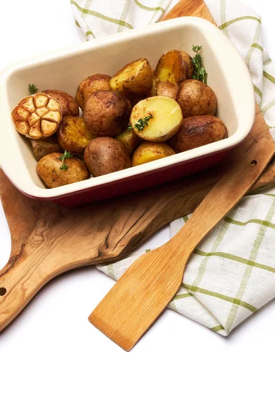 Gebackene Kartoffeln in Backform Topf isoliert auf weißem Hintergrund — Stockfoto