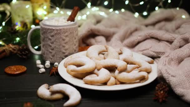 Femme met traditionnel allemand ou autrichien Vanillekipferl vanille kipferl biscuits sur une assiette — Video