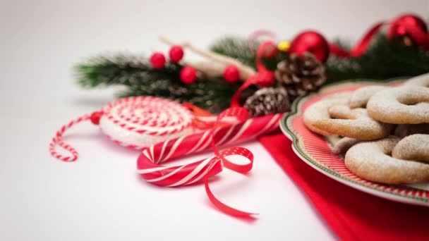 Рождественские и новогодние символы и атрибуты зимних праздников - конфеты, печенье, сосновый конус — стоковое видео