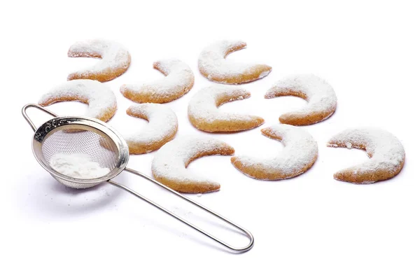 Traditionele Duitse of Oostenrijkse vanillekipferl vanille kipferl koekjes geïsoleerd op witte achtergrond — Stockfoto