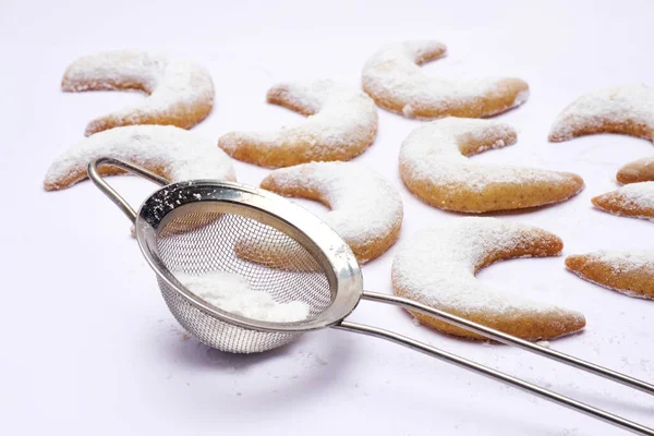 Traditionele Duitse of Oostenrijkse vanillekipferl vanille kipferl koekjes geïsoleerd op witte achtergrond — Stockfoto