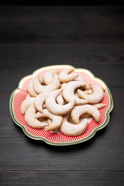 Traditionele Duitse of Oostenrijkse vanillekipferl vanille kipferl koekjes op gedecoreerde keramische plaat — Stockfoto