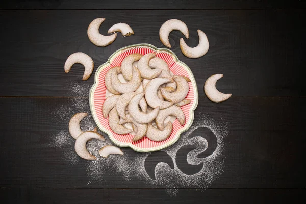 Tradycyjne niemieckie lub austriackie ciasteczka waniliowe Vanillekipferl kipferl na dekorowanej płytce ceramicznej — Zdjęcie stockowe