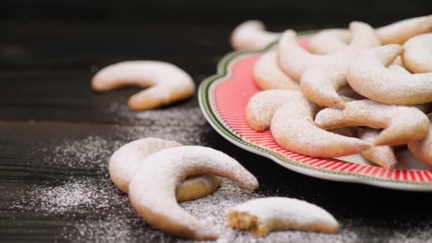 Assiette pleine de biscuits traditionnels allemands ou autrichiens vanillekipferl vanille kipferl — Video