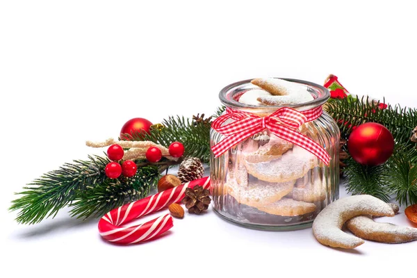 Can full of traditional Vanillekipferl vanilla kipferl cookies — стоковое фото