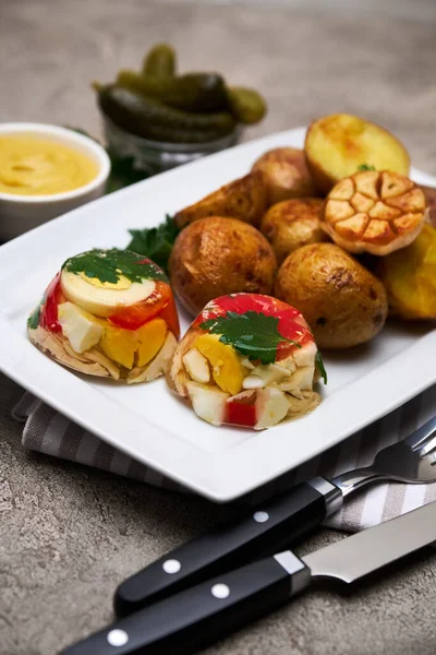 Porce lahodného kuřecího aspiku a pečených brambor na talíři na betonovém stole — Stock fotografie