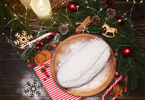 Gâteau gonflé traditionnel Christmass avec massepain et fruits secs sur fond rustique — Photo