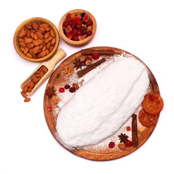 Традиційний різдвяний пиріг з марципану та сухофруктами ізольований на білому тлі — стокове фото