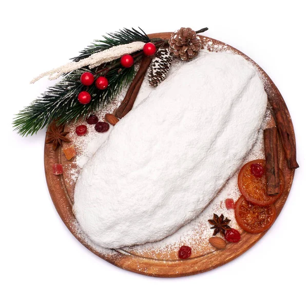 Gâteau de Noël traditionnel gonflé avec massepain et fruits secs isolés sur fond blanc — Photo