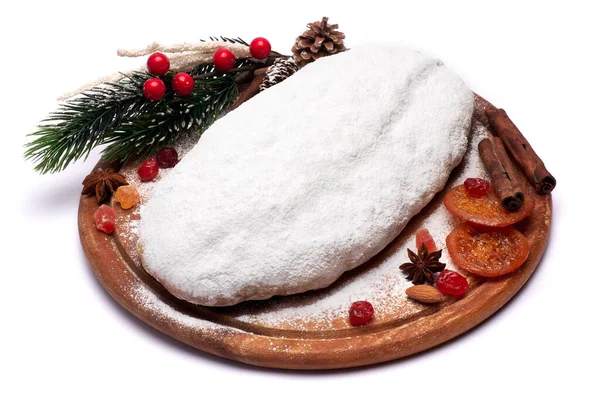 Bolo de Natal tradicional com maçapão e frutas secas isoladas em fundo branco — Fotografia de Stock