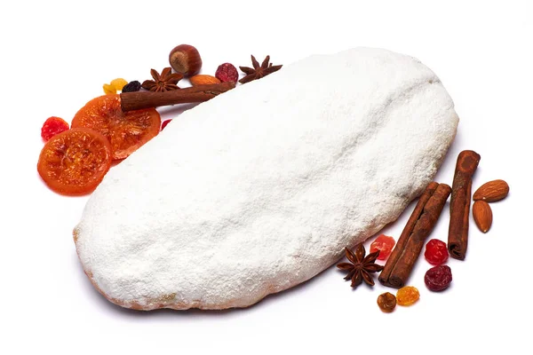 Gâteau de Noël traditionnel gonflé avec massepain et fruits secs isolés sur fond blanc — Photo