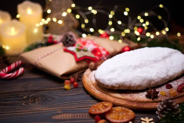 Pastel tradicional de Navidad y decoraciones de Año Nuevo sobre fondo de madera — Foto de Stock