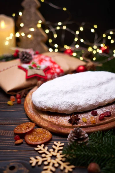 Рождественский торт и новогодние украшения на деревянном фоне — стоковое фото